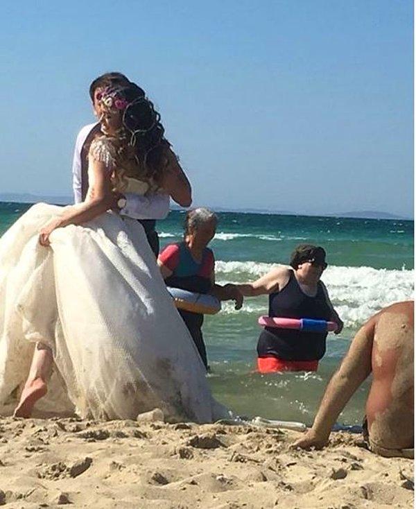 13. Sen misin deniz manzaralı evlilik fotoğrafı çeken.