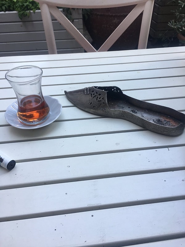 5. Тапок на столе? Или это пепельница?