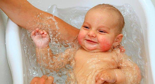 3. Bebeğinizin gece rutinine ılık bir banyo ekleyin.