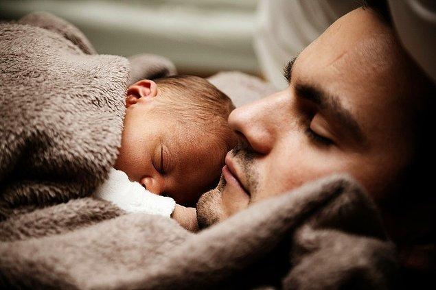 10. Bebeğinizi uyuturken göz teması kurmaktan kaçının.
