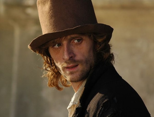 1. В конце романа Раскольников "стал на колени среди площади, поклонился до земли и поцеловал эту грязную землю, с наслаждением и счастием". Где это происходило?