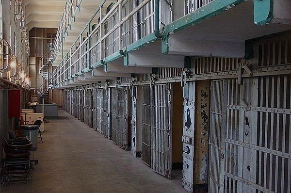 7. Alcatraz hücreleri bir dolaptan biraz daha büyüktü. Suçlular kollarını açtıkları zaman duvara değebiliyorlardı.