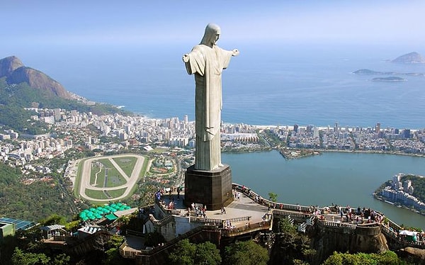 4. Статуя Христа-Искупителя - символ Рио-де-Жанейро и Бразилии в целом. Но по изначальной задумке, на месте скульптуры должен был находиться совсем другой предмет. Какой?