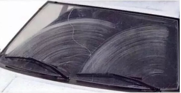 15. Вот, что получается, когда один умник решает избавиться от инея на стекле с помощью наждачки