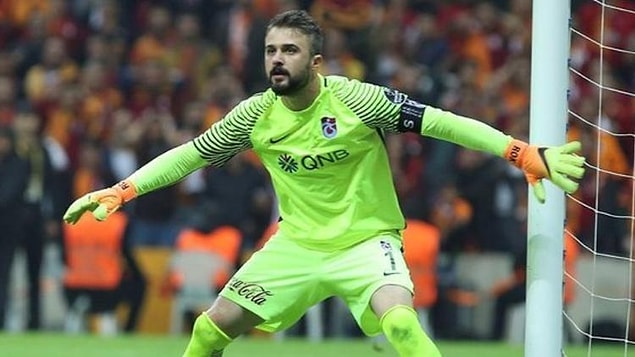 Yaptığı anlaşma sonrası Trabzonspor defterini kapatan tecrübeli kaleci futbolu bırakacağını açıkladı;