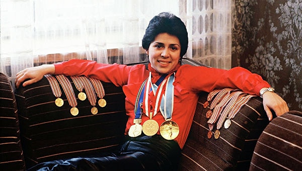 1. В паре с каким фигуристом Ирина Роднина завоевала свое первое олимпийское золото?