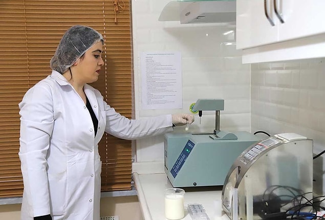 Halk Süt Projesi’nde Eskişehirli üreticiden alınan sütler, her türlü kontrolden geçirilip pastörize günlük süt olarak sağlıklı ve doğal bir şekilde Eskişehir halkına ulaşıyor.