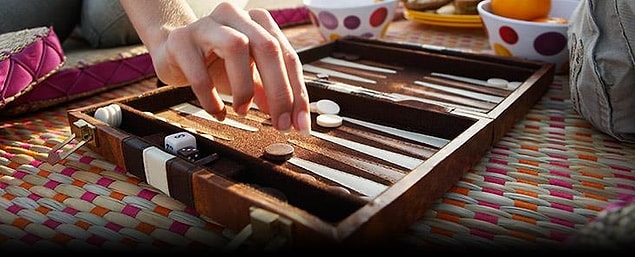 Basit bir oyun gibi görünse de kuvvetli bir strateji ve el alışkanlığı istiyor. Üstelik de öyle bir hikayesi var ki bu içeriği okuduktan sonra bir tavla tahtasına asla eskisi gibi bakamayacaksınız.