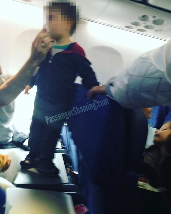 14. Как бы люди едят на этом столике…