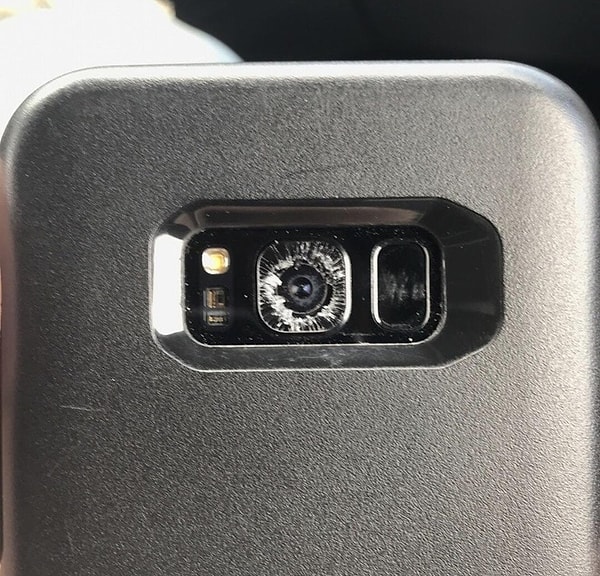 11. «Ударился ногой об угол стола. Телефон при этом лежал в кармане»