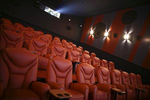 9. Büyük sinema zincirlerine gitmek yerine şehrinizdeki küçük sinema işletmelerini destekleyin.