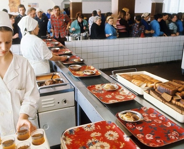 11. Обед в столовой (борщ ,гуляш с картофельным пюре, стакан сметаны, два компота, ватрушка)