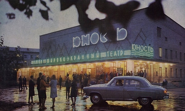 6. Что часто показывали в кинотеатрах перед фильмом?