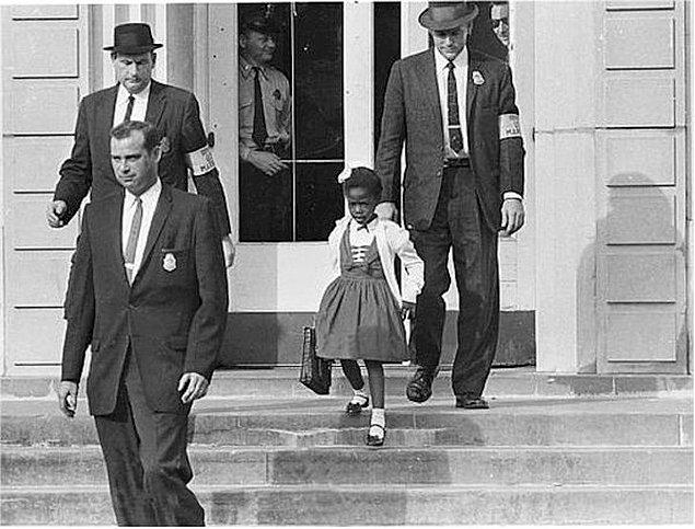 10. Ruby Bridges, tamamen beyazların eğitim gördüğü bir okula devam eden ilk Afrika kökenli Amerikalı çocuk oldu.