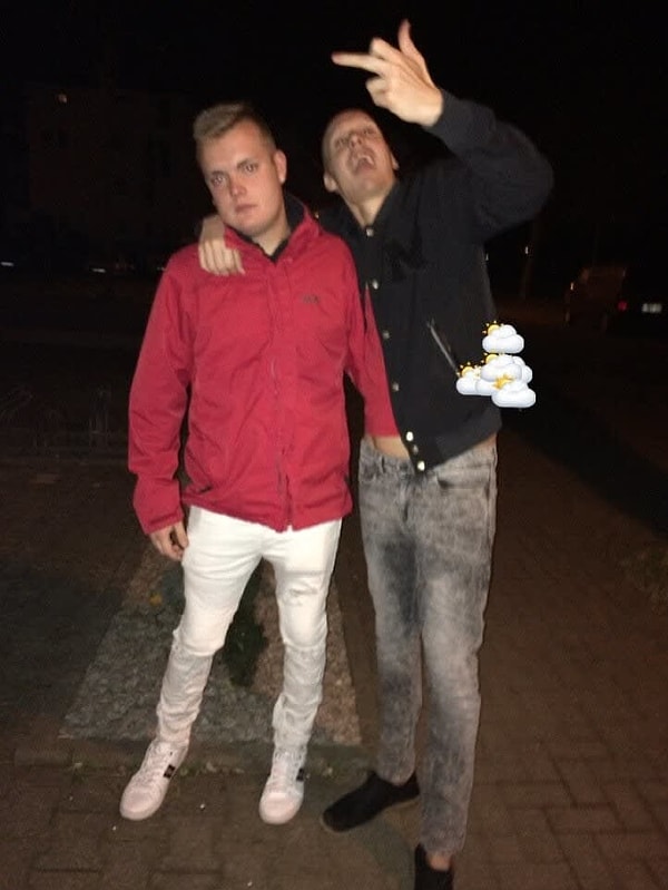 1. Рука этого парня на самом деле не в штанах его друга :)