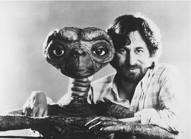 10. Jaws ve E.T. gibi filmlerin yönetmeni Steven Spielberg'in en büyük ilgi alanı 'Uzaylılar'dı. Onlara dair her şeyi merak edip araştırıyordu.