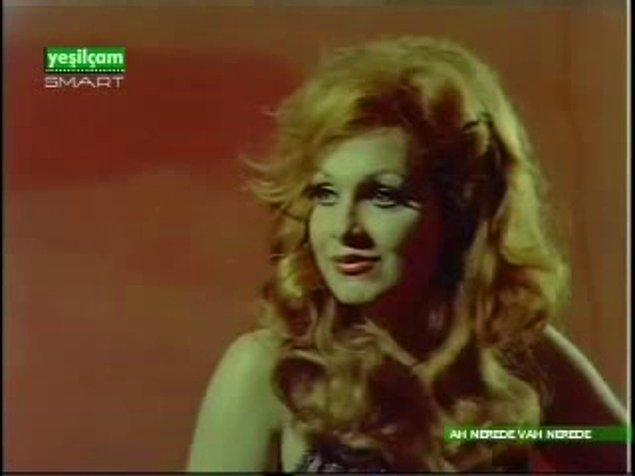 Kızıl saçları ve baygın bakışlarıyla rol arkadaşlarının ve izleyicinin aklını başından alan Emel Aydan, aslında Türkiye'nin ilk trans kadın oyuncularından.