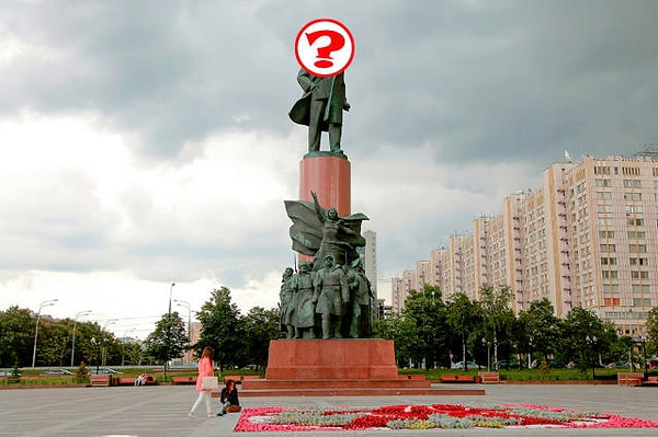 8. Как думаете, кто прячется за знаком вопроса на этом памятнике, расположенном на Октябрьской площади?