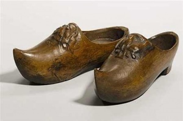 2. Деревянные башмаки под названием...