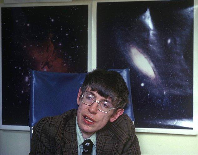 8. Hawking'in evrenin başlangıcıyla ilgili "popüler" bir kitap yazmak hayaliydi.