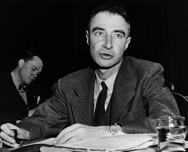 20. Robert Oppenheimer için yabancı diller çocuk oyuncağıydı.