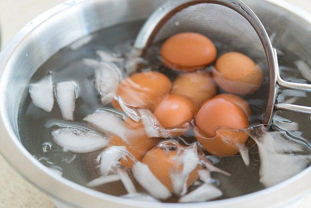 3. Haşlanmış yumurta soymak