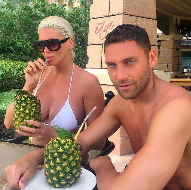 Yaklaşık bir hafta önce Sırp basını, Beşiktaş'ın eski futbolcusu Dusko Tosic ile eşi Jelena Karleusa'nın boşanma noktasına geldiğini iddia etmişti.