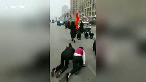 Çinli bir şirkette çalışan işçiler, yıllık hedeflerine ulaşamadıkları için ceza olarak sokakta emeklemek zorunda kaldılar .