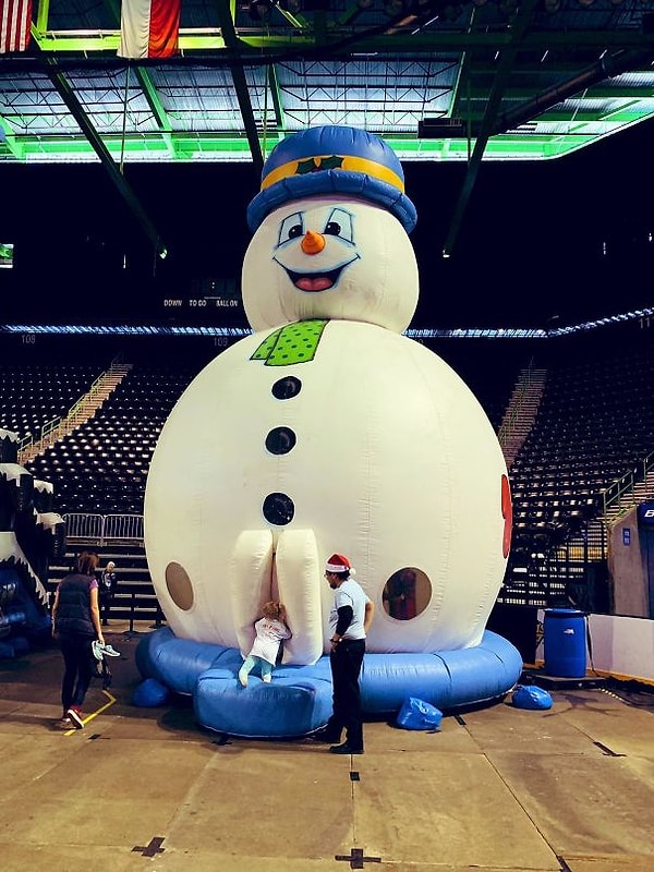 8. Даже самому снеговику как-то неудобно