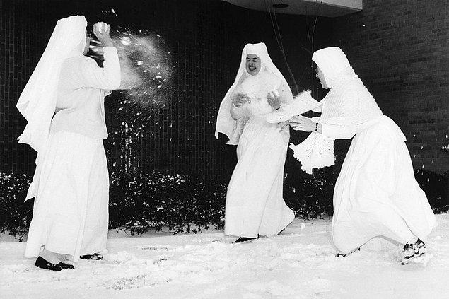 22. Üç kişilik bir rahibe grubu, 1962'de Kansas'ta ilk yağan karda çocuklar gibi eğleniyor.