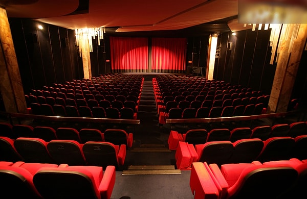 7. В каком городе в 1932 году был проведён первый международный кинофестиваль?