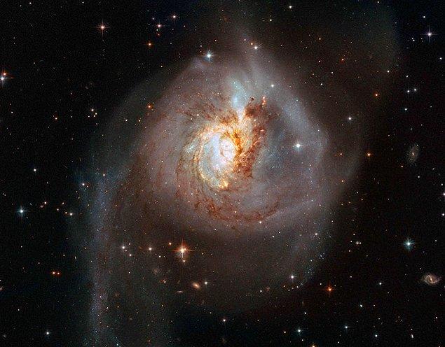 11. Kendine özgü galaksi NGC 3256...