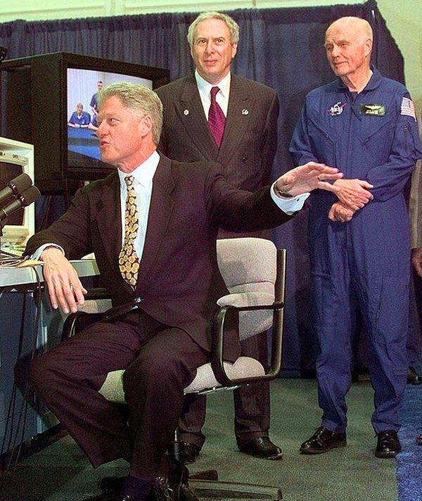32. ABD Başkanı Bill Clinton (solda) Kennedy Uzay Merkezi'ndeki astronotlarla konuşuyor.