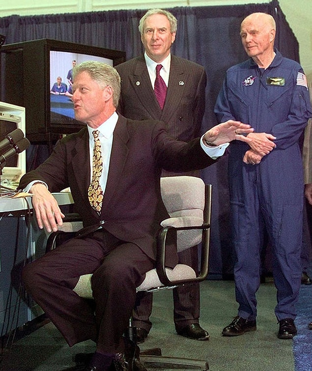 32. ABD Başkanı Bill Clinton (solda) Kennedy Uzay Merkezi'ndeki astronotlarla konuşuyor.