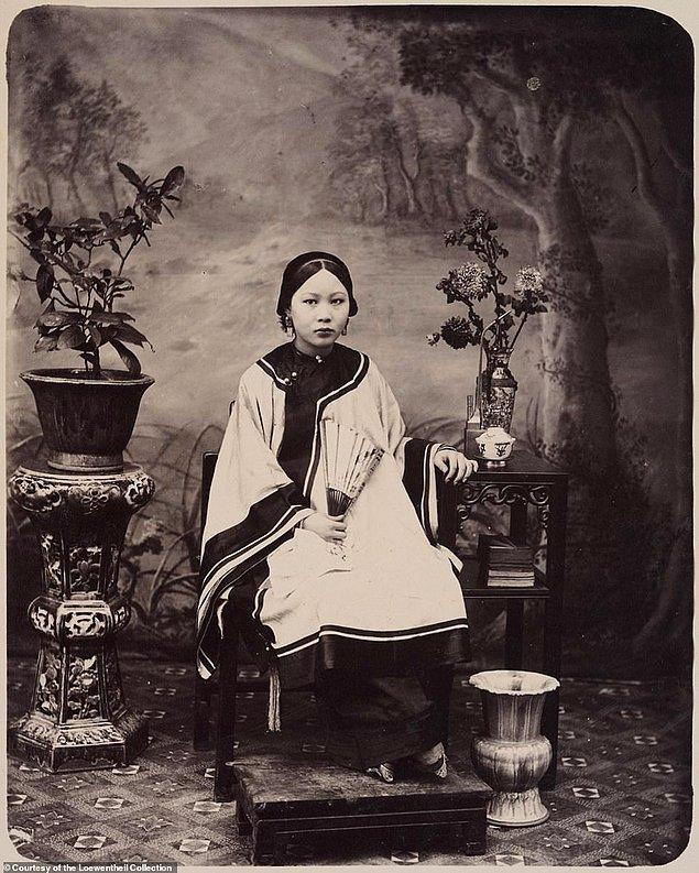 1870'li yıllarda çekilmiş bu iki oyuncunun fotoğrafı da 19. yüzyıl Çin'ine bir pencere gibi açılan yeni sergide bulunuyor.
