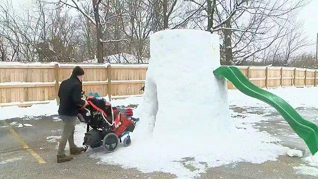 Tekerlekli sandalyede olan iki çocuğu, karda oynamakta zorluk çekiyordu.