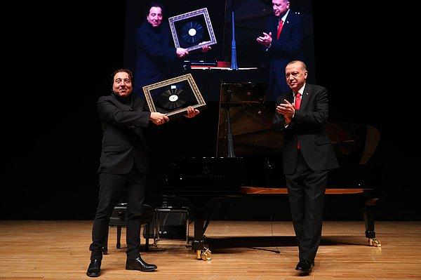 Erdoğan, konser bittikten sonra sahneye çıktı ve piyanist Fazıl Say'a, Aşık Veysel'in 'Kara Toprak' parçasının bulunduğu bir plak hediye etti.