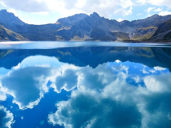 9. У какой страны больше всего озер?