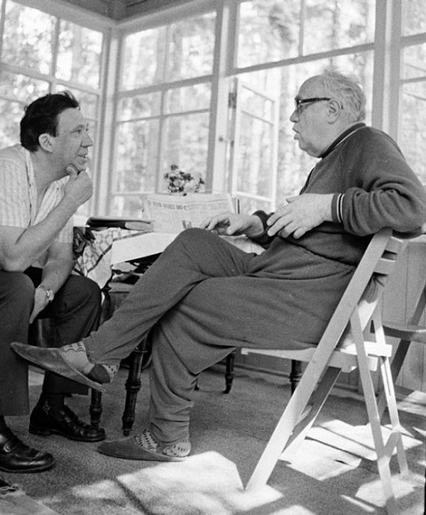 22. Юрий Никулин со своим соседом по даче Михаилом Жаровым в поселке Загорянка, 1972