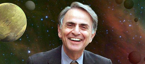 Carl Sagan'ın zihnimize kazıdığı 'kozmik takvim'i şöyle bir incelersek mevcut huzurumuzu daha farklı zaferlerle yakalamak için yılları feda etmenin anlamsızlığını görürüz.