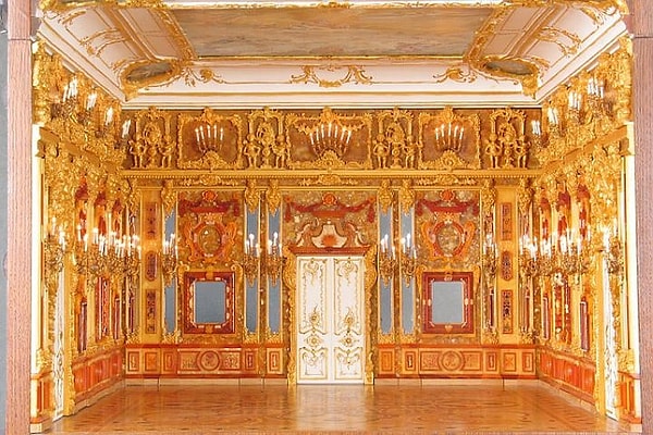 5. Король какой страны подарил Петру I Янтарную комнату?