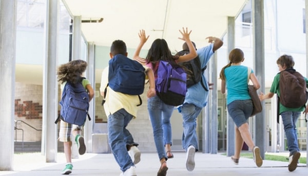 1. Представьте себе ситуацию: вы идете по коридору, и перед вами кто-то падает. Ваши действия?