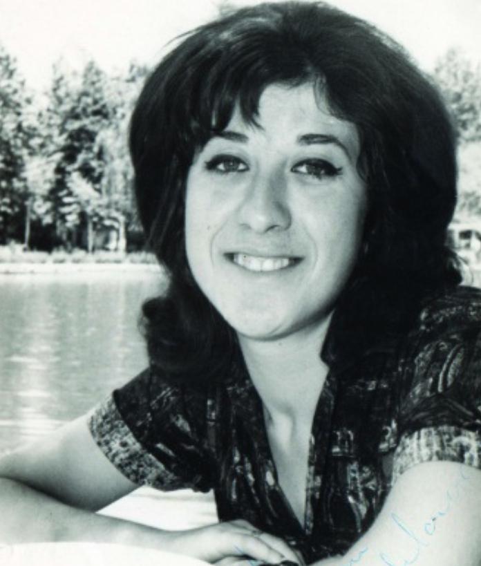 Ayşen Gruda 1944 tarihinde, Erman Ailesi’nin ortanca kızı olarak İstanbul, Yeşilköy’de doğdu.