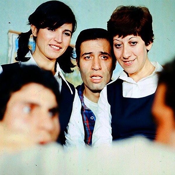 Türk sinemasına damga vuran usta oyuncularla birlikte onlarca filmde oynadı.