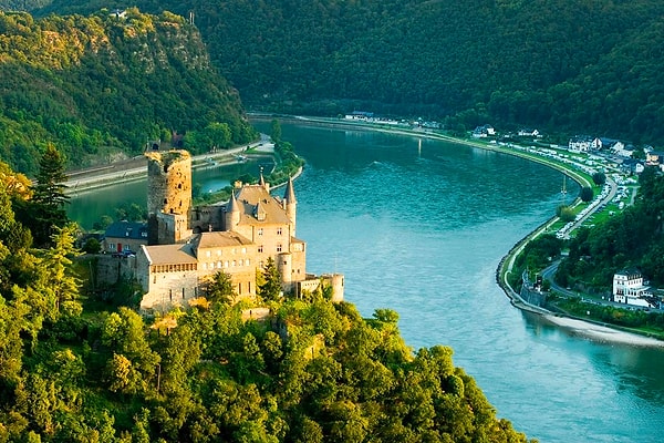 2. В какой стране река Рейн впадает в Северное море?