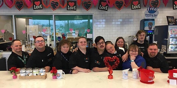 9. А это уже американское кафе  "Hugs + Mugs"