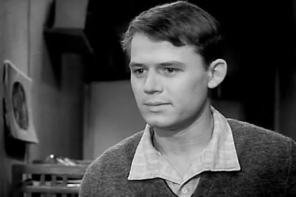 9. Вспомните имя этого известного артиста.