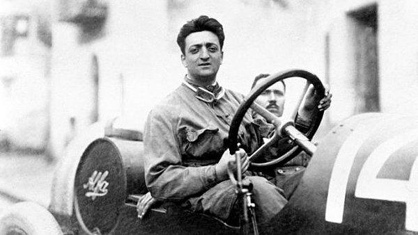 10. Günümüzde Ferrari otomobillerinin, hız ve lüksle eş anlamlı olarak anılmasını sağlayan yarış pilotu: Enzo Ferrari