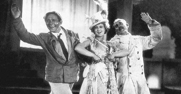 3. Какой режиссер снял фильмы "Веселые ребята", "Цирк", "Волга-Волга", "Светлый путь"?