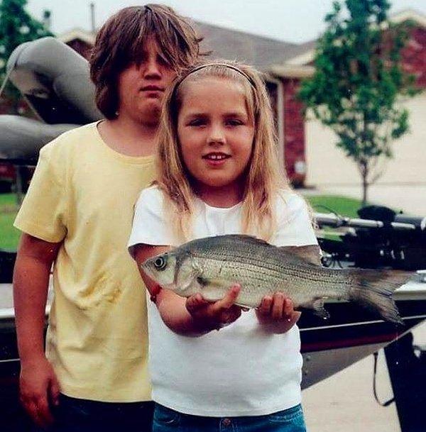 26. "Arkadayım. Kızım. Kızın tuttuğu benim balığım. Bu fotoğraf ilkokulumuzun önünde bir hafta asılı durmuştu."